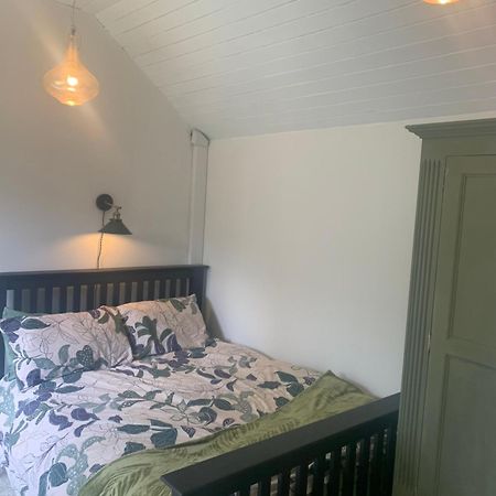 Newly Refurbished One Bedroom With Additional Sofa Bed Self Contained Flat In Garden Abbots Langley エクステリア 写真