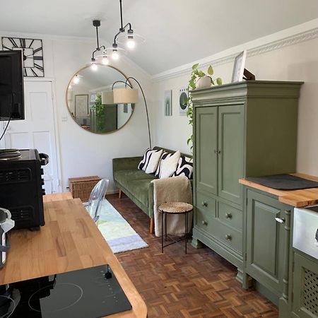 Newly Refurbished One Bedroom With Additional Sofa Bed Self Contained Flat In Garden Abbots Langley エクステリア 写真