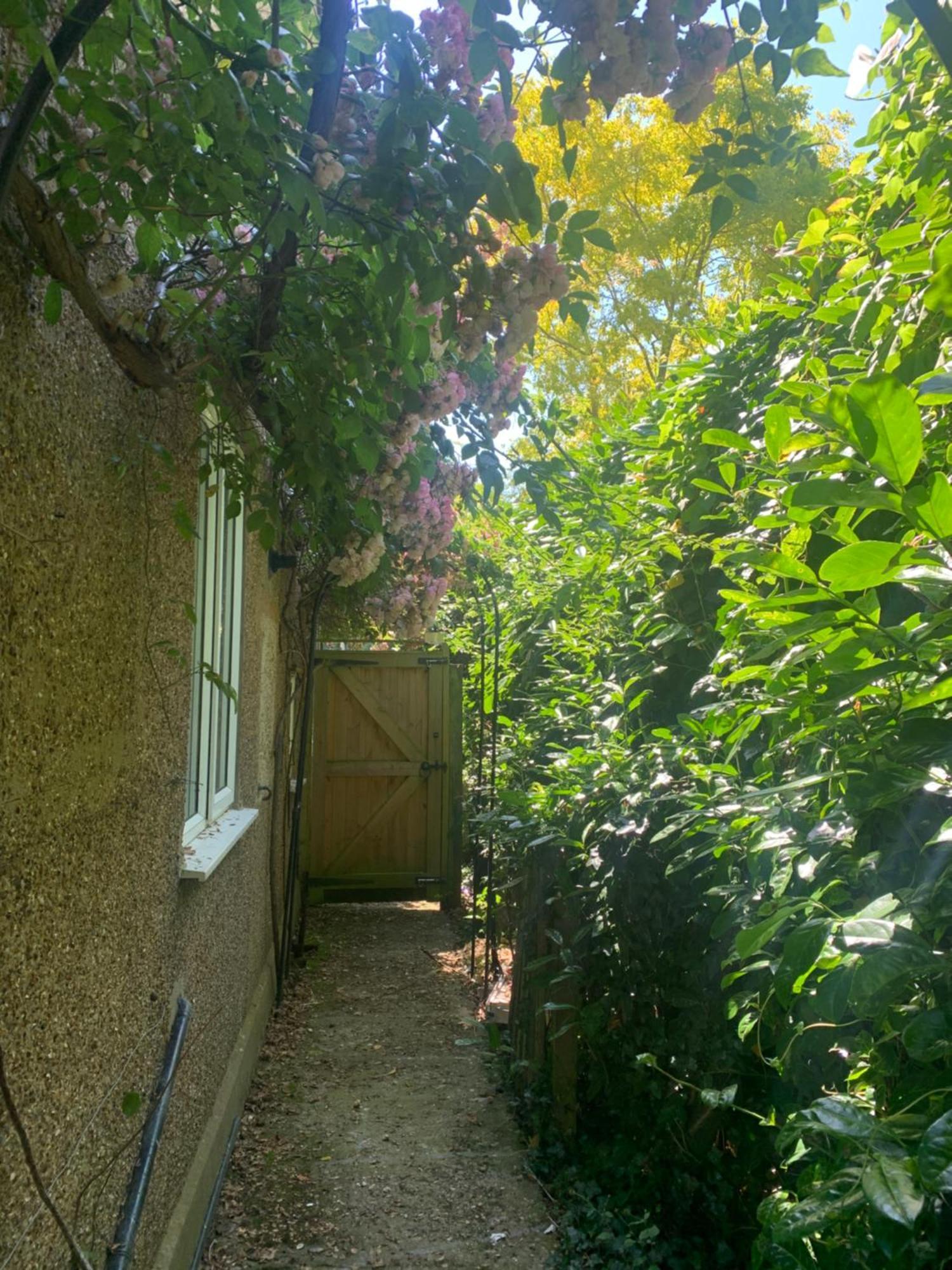 Newly Refurbished One Bedroom With Additional Sofa Bed Self Contained Flat In Garden Abbots Langley エクステリア 写真